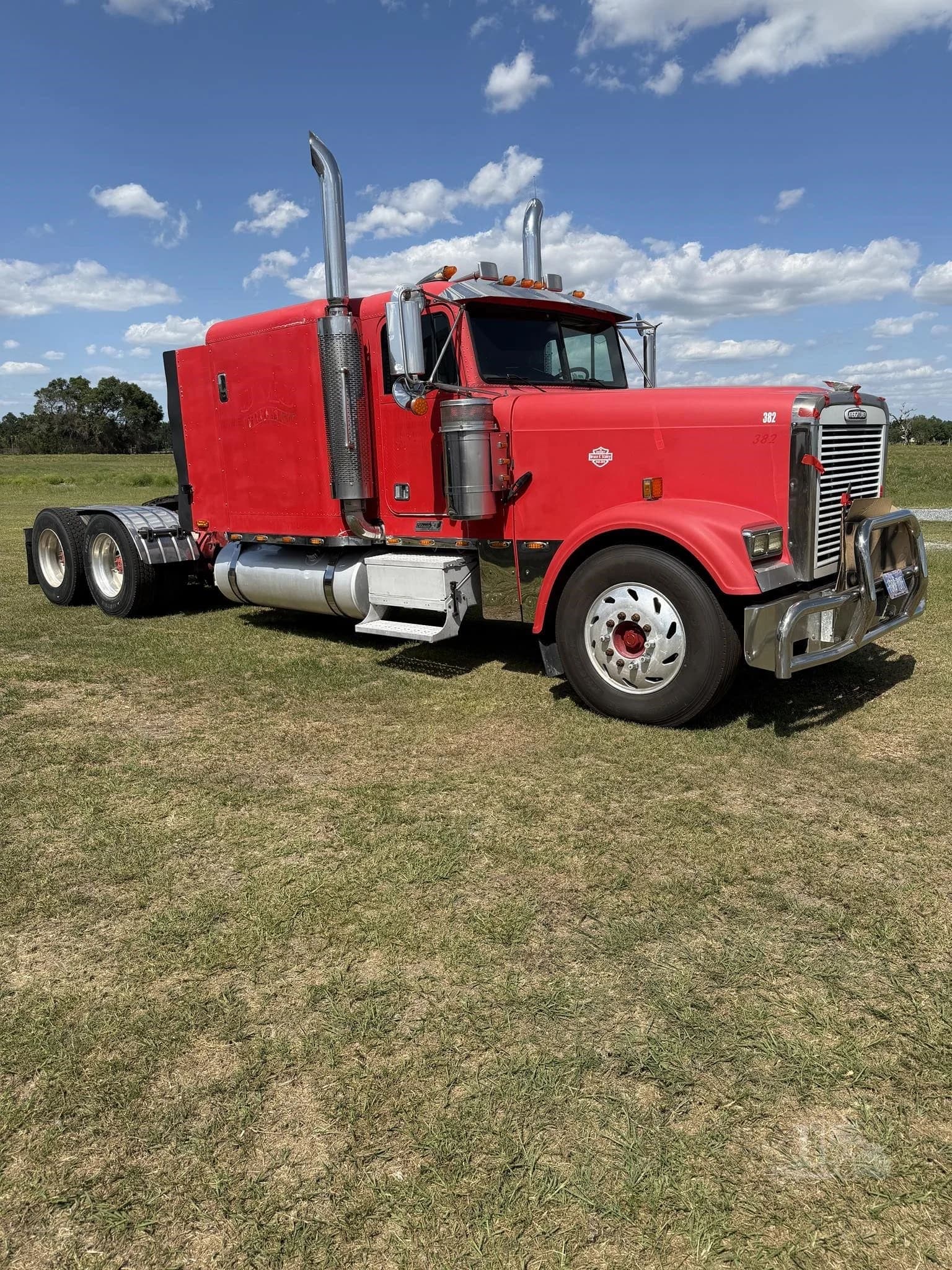 2001 Freightliner FLD132 Classic XL - photo 1