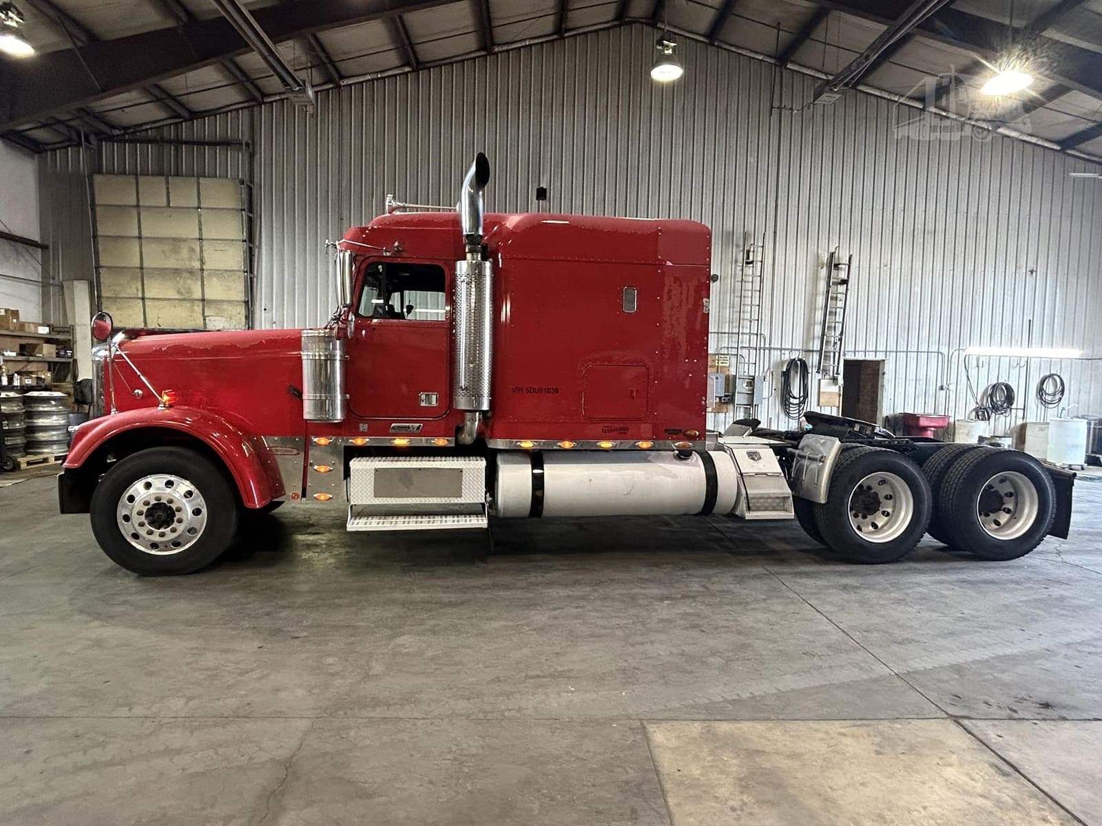 2005 Freightliner FLD132 Classic XL - photo 1