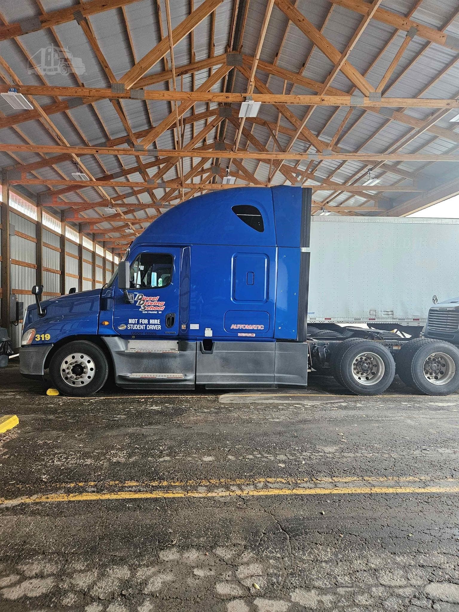 2014 Freightliner Cascadia 125 - photo 1