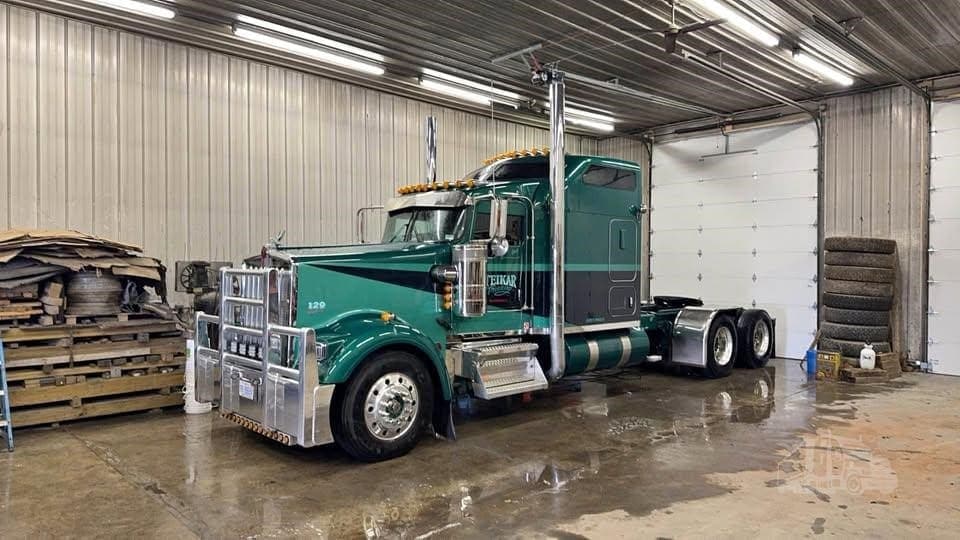 2017 Kenworth W900 - photo 1