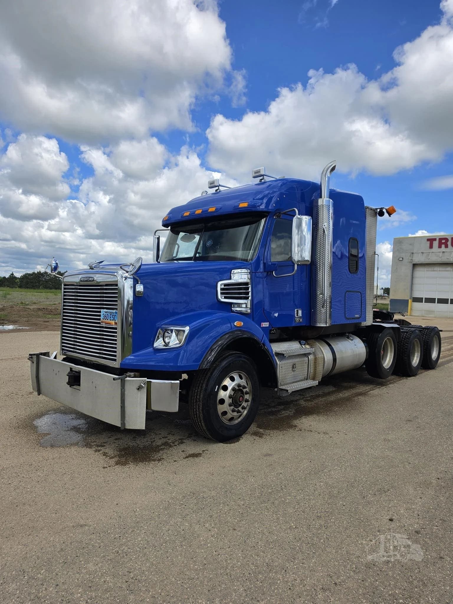 2020 Freightliner Coronado 122 SD - photo 1