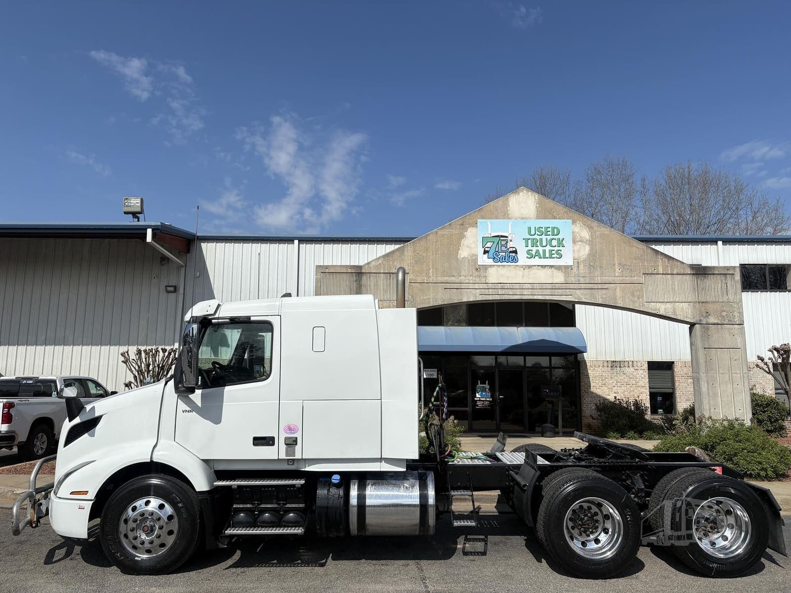 2020 Volvo VNR64T400 - photo 1