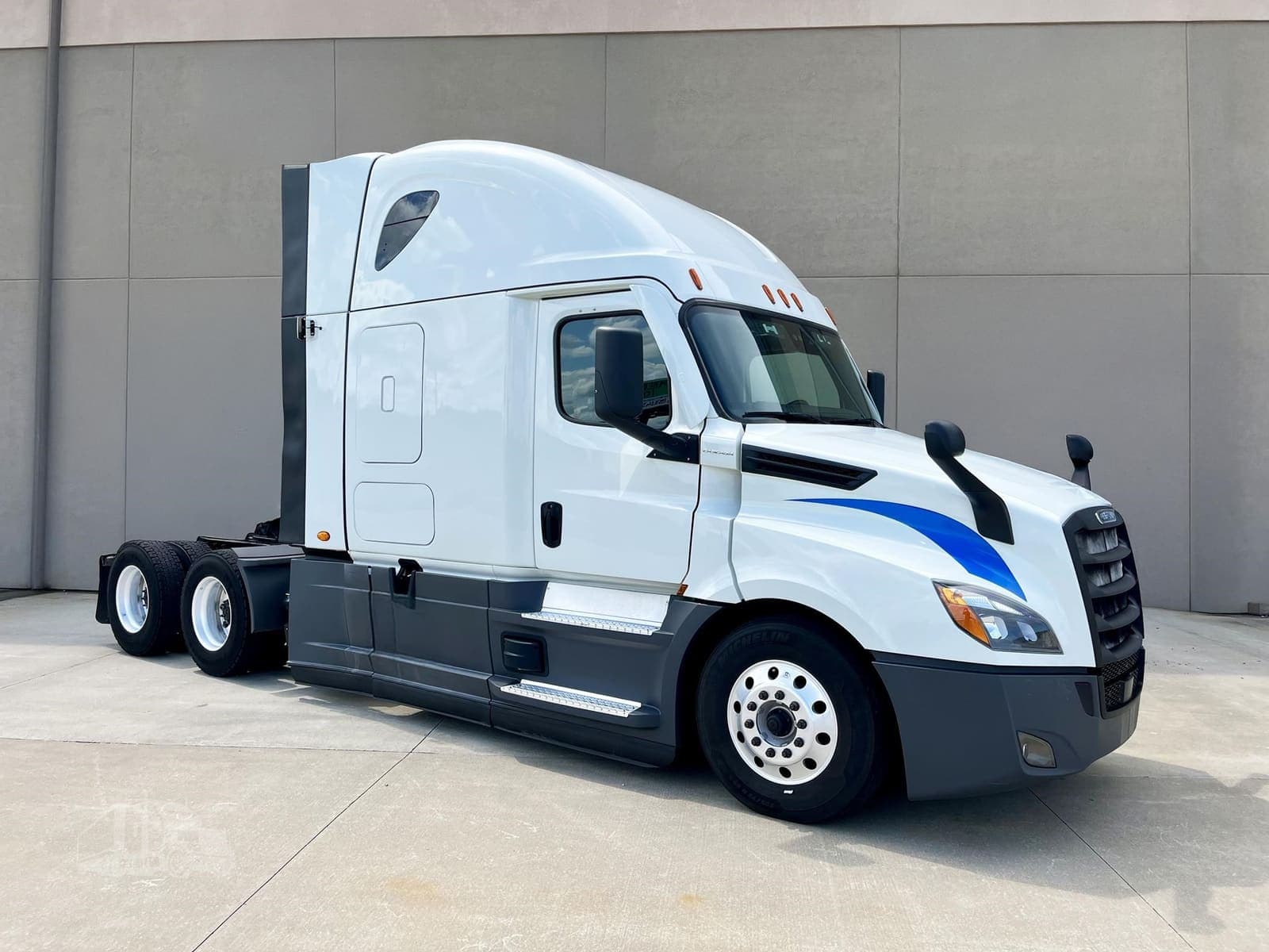 2022 Freightliner Cascadia 126 - photo 1