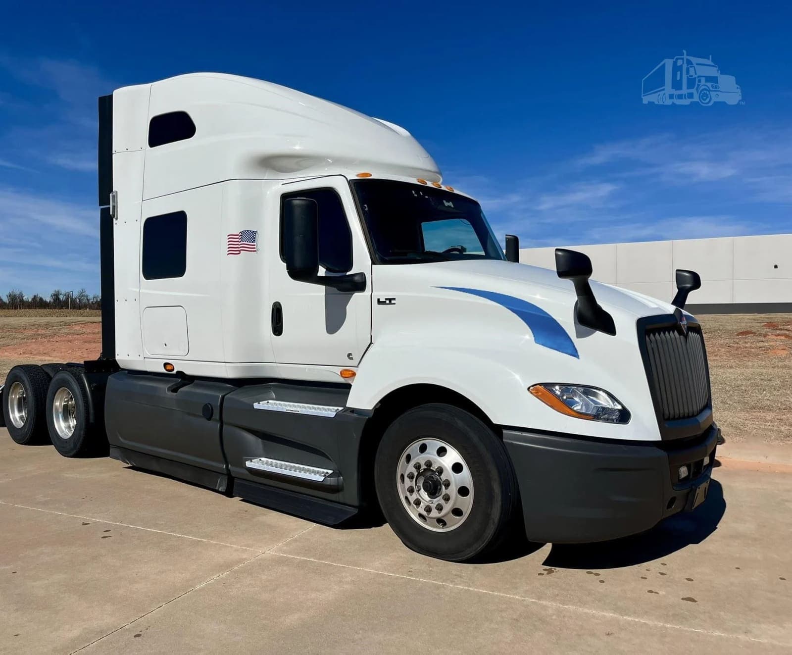 2022 International LT - photo 1