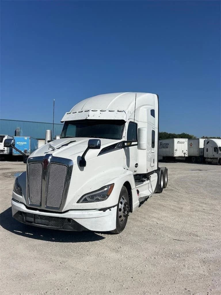 2022 Kenworth T680 - photo 1