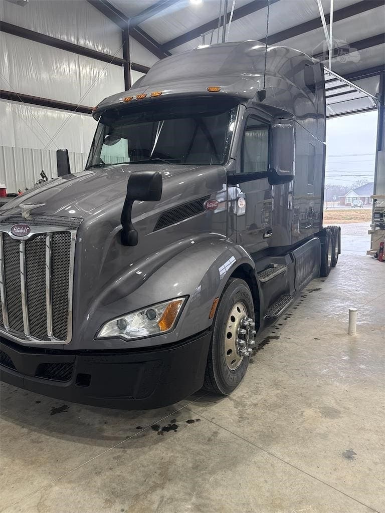 2022 Peterbilt 579 - photo 1