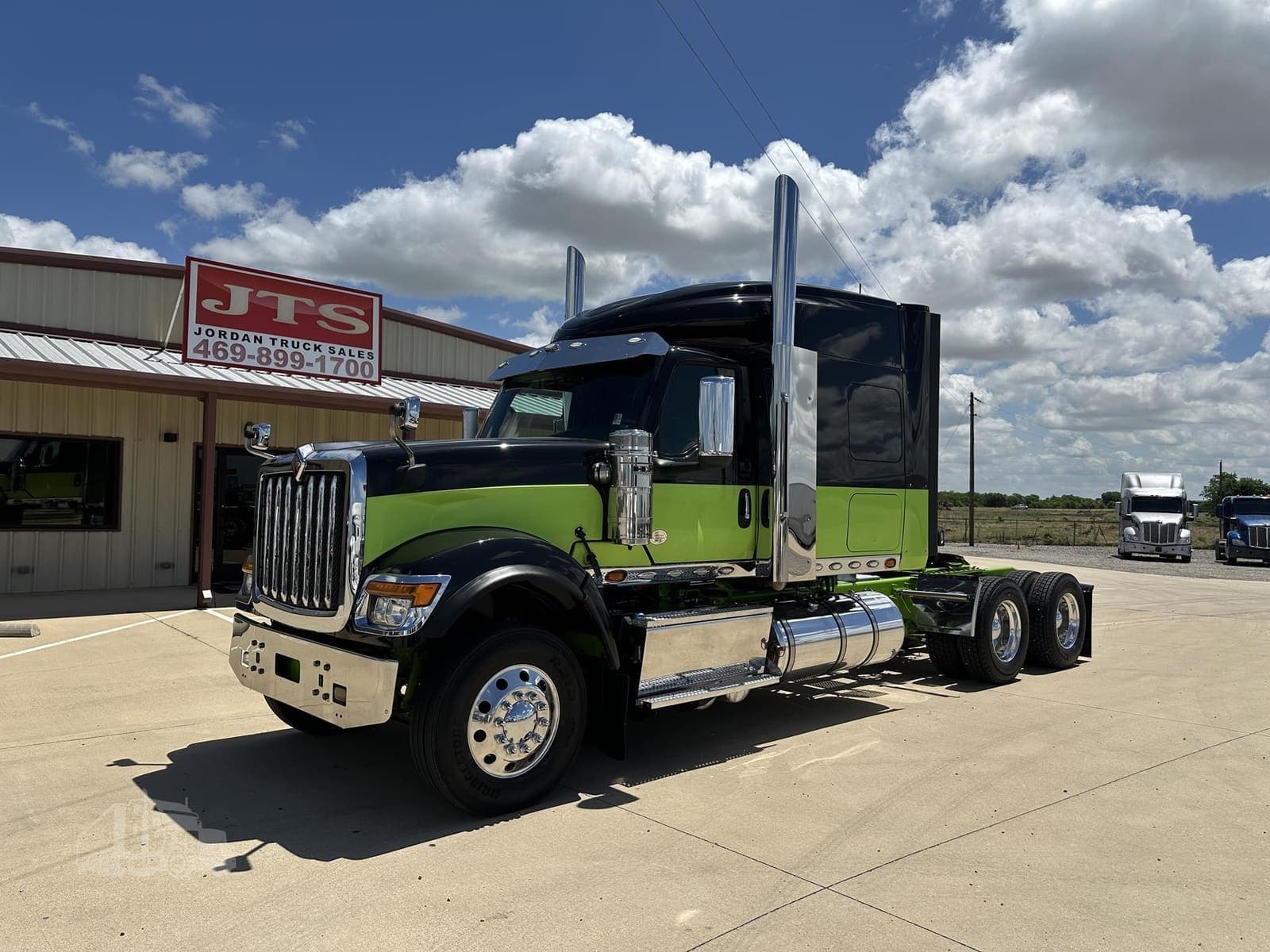 2023 International HX - photo 1