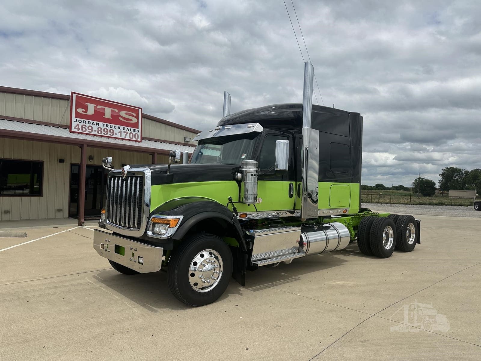 2023 International HX - photo 1