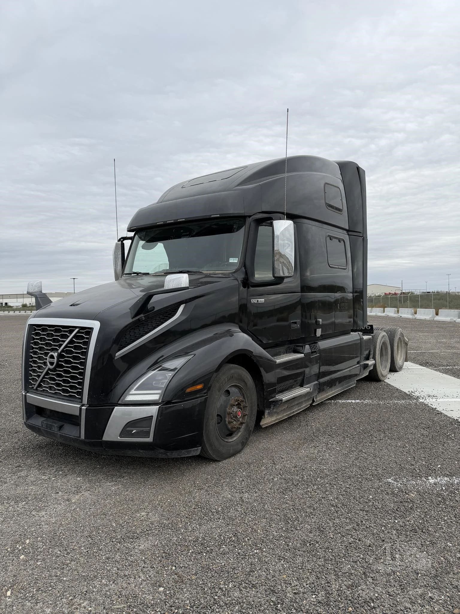 2023 Volvo VNL64T860 - photo 1
