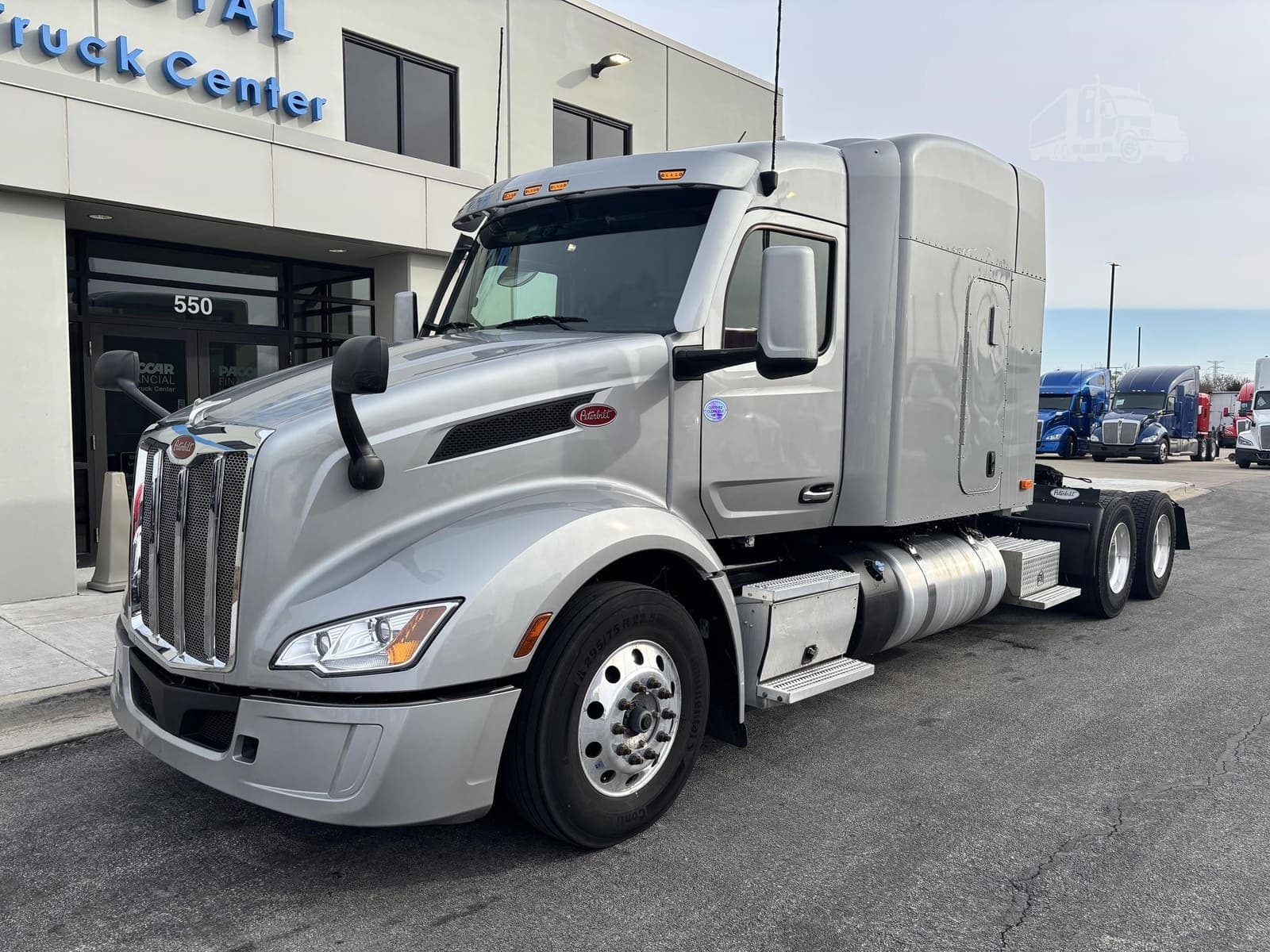 2025 Peterbilt 579 - photo 1