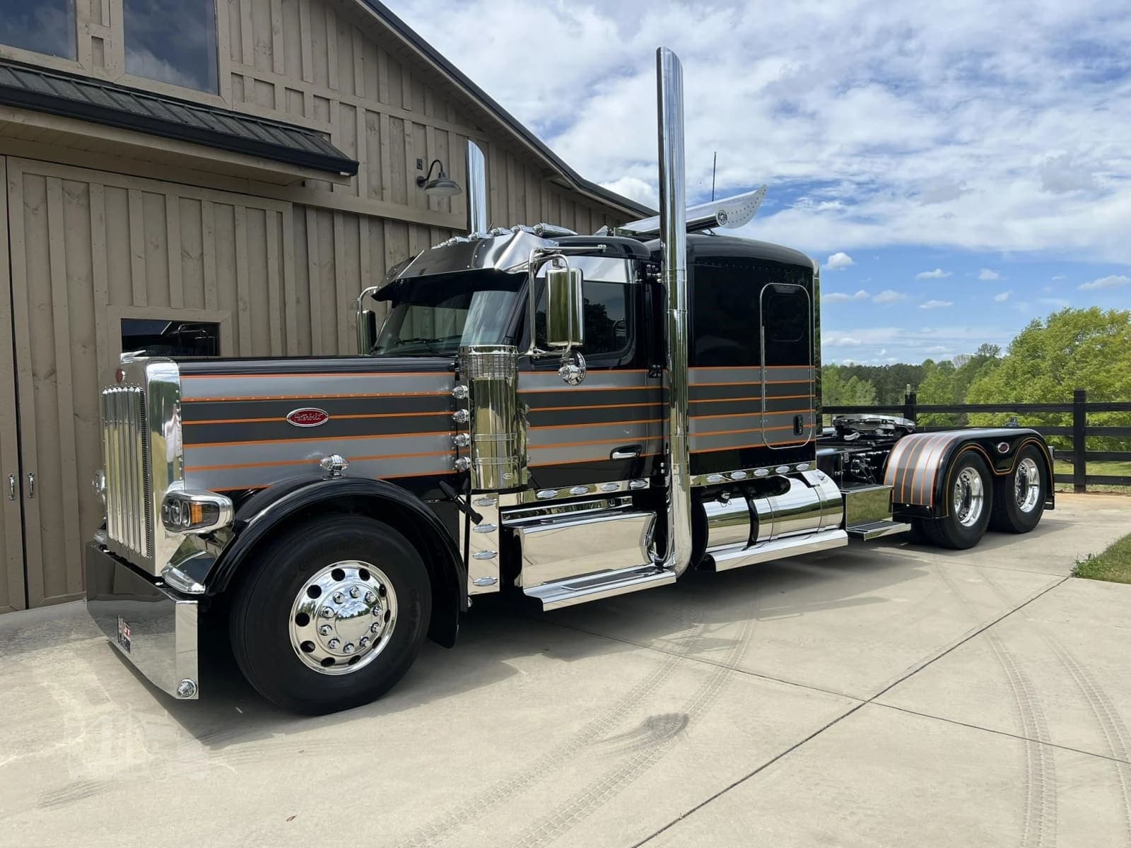 2025 Peterbilt 589 - photo 1