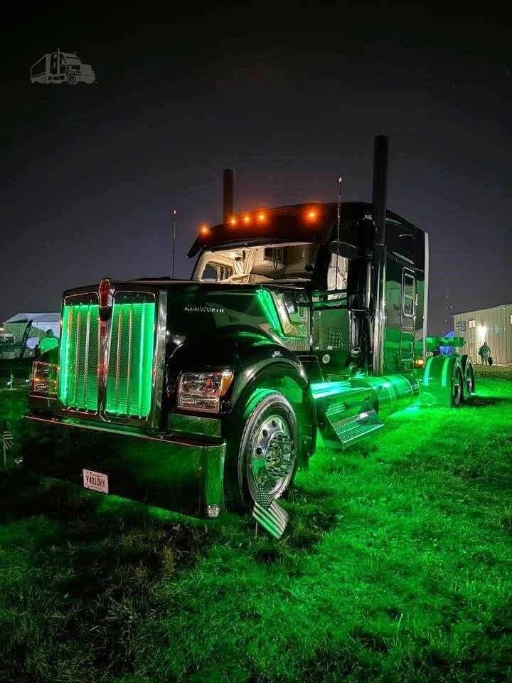 2026 Kenworth W990 - photo 1